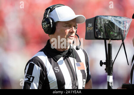 Madison, WI, USA. 28 Sep, 2019. Eine offizielle befasst sich mit Instant Replay während der NCAA Football Spiel zwischen dem nordwestlichen Wildkatzen und die Wisconsin Badgers in Camp Randall Stadium in Madison, WI. Wisconsin besiegt Nordwestlichen 24-15. John Fisher/CSM/Alamy leben Nachrichten Stockfoto