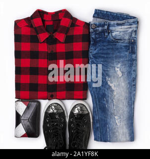 Flach Draufsicht weiblichen Look mit karierten T-Shirt, Jeans, Turnschuhe und Brieftasche Stockfoto