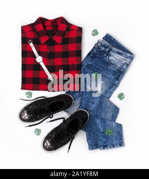 Flach Draufsicht weiblichen Look mit karierten T-Shirt, Jeans, Turnschuhe, Uhren Stockfoto