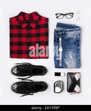 Flach weiblichen Look mit karierten T-Shirt, Jeans, Turnschuhe, Uhren, Kamm, Brille, Geldbörse, Parfüm und Ohrringe Stockfoto