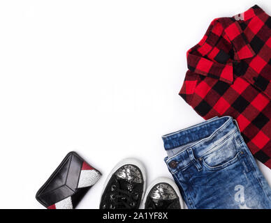 Flach Draufsicht weiblichen Look mit karierten T-Shirt, Jeans, Turnschuhe und Brieftasche Stockfoto