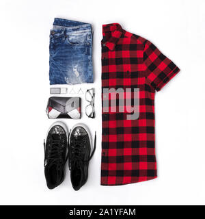 Flach Draufsicht weiblichen Look mit karierten T-Shirt, Jeans, Turnschuhe, Uhren, Brillen, Portemonnaie, Parfüm und Ohrringe Stockfoto
