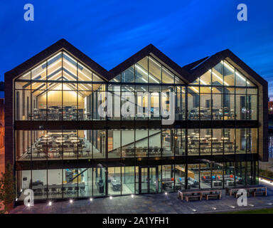 Tombola corporate office in der Dämmerung, Sunderland, Tyne and Wear, Vereinigtes Königreich Stockfoto