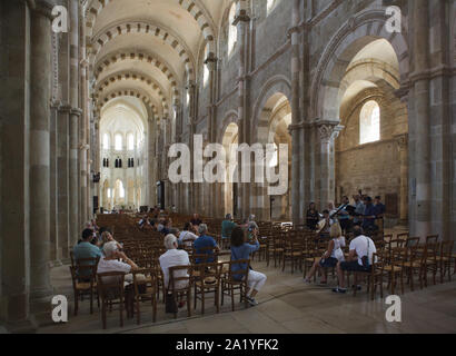 Besucher in der Basilika der Heiligen Maria Magdalena (Basilika Sainte-Marie-Madeleine de Vézelay) Der vézelay Abtei (Abbaye de Sainte-Marie-Madeleine in Vézelay Vézelay), Burgund, Frankreich. Stockfoto