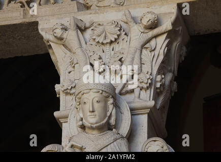 St. Lazarus am Westportal der Kathedrale von Autun (Kathedrale Saint-Lazare d'Autun) in Autun, Burgund, Frankreich dargestellt. Die romanische original aus dem 12. Jahrhundert datiert wurde, eine Kopie im 19. Jahrhundert ersetzt. Stockfoto