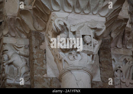 Noah und sein Sohn Gebäude der Arche Noah in der Romanischen Kapital aus dem 12. Jahrhundert in der Basilika der Heiligen Maria Magdalena (Basilika Sainte-Marie-Madeleine de Vézelay) Der vézelay Abtei Sainte-Marie-Madeleine (Abbaye de Vézelay) in Vézelay, Burgund, Frankreich dargestellt. Stockfoto