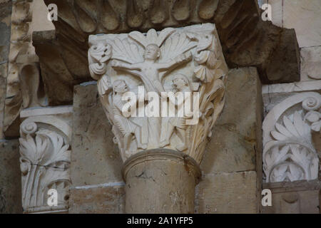 Die Kreuzigung des hl. Andochius (Saint Andoche) in der Romanischen Kapital aus dem 12. Jahrhundert in der Basilika der Heiligen Maria Magdalena (Basilika Sainte-Marie-Madeleine de Vézelay) Der vézelay Abtei Sainte-Marie-Madeleine (Abbaye de Vézelay) in Vézelay, Burgund, Frankreich dargestellt. Stockfoto