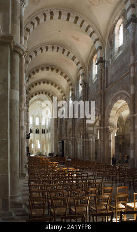 Hauptschiff der Basilika der Heiligen Maria Magdalena (Basilika Sainte-Marie-Madeleine de Vézelay) Der vézelay Abtei (Abbaye de Sainte-Marie-Madeleine in Vézelay Vézelay), Burgund, Frankreich. Stockfoto