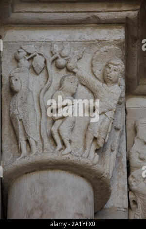 Abraham senden Hagar und Ismael in der Romanischen Kapital aus dem 12. Jahrhundert am Westportal der Kathedrale von Autun (Kathedrale Saint-Lazare d'Autun) in Autun, Burgund, Frankreich dargestellt. Die Hauptstadt wurde wahrscheinlich von französischen Romanische Bildhauer Gislebertus geschnitzt. Stockfoto