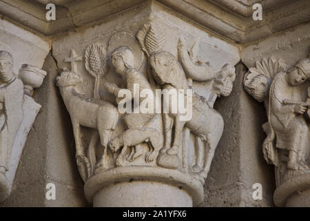 Saint Eustace und die Hirsche in der Romanischen Kapital aus dem 12. Jahrhundert am Westportal der Kathedrale von Autun (Kathedrale Saint-Lazare d'Autun) in Autun, Burgund, Frankreich dargestellt. Die Hauptstadt wurde wahrscheinlich von französischen Romanische Bildhauer Gislebertus geschnitzt. Stockfoto