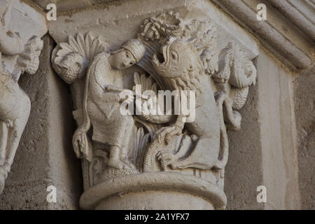 Der heilige Hieronymus und der Löwe in der Romanischen Kapital aus dem 12. Jahrhundert am Westportal der Kathedrale von Autun (Kathedrale Saint-Lazare d'Autun) in Autun, Burgund, Frankreich dargestellt. Die Hauptstadt wurde wahrscheinlich von französischen Romanische Bildhauer Gislebertus geschnitzt. Stockfoto