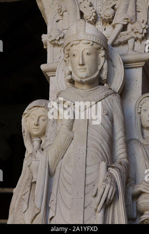 St. Lazarus und seine beiden Schwestern Martha und Maria Magdalena auf dem Westportal der Kathedrale von Autun (Kathedrale Saint-Lazare d'Autun) in Autun, Burgund, Frankreich dargestellt. Die romanische original aus dem 12. Jahrhundert datiert wurde, eine Kopie im 19. Jahrhundert ersetzt. Stockfoto