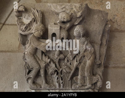 Offertorium der Kirche im romanischen Kapital aus dem 12. Jahrhundert datiert aus dem Autun Dom (Kathedrale Saint-Lazare d'Autun) dargestellt, nun im Kapitel Bibliothek der Kathedrale von Autun Autun, Burgund, Frankreich. Herzog Hugo II. von Burgund (L) und Bischof Stephan von Autun (Étienne de Baugé) sind vermutlich in der allegorischen Szene dargestellt. Die Hauptstadt wurde wahrscheinlich von französischen Romanische Bildhauer Gislebertus geschnitzt. Stockfoto