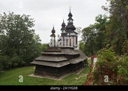 Karpaten Ruthenische Kirche des Heiligen Erzengels Michael (Kostel svatého archanděla Michaela) datiert aus der zweiten Hälfte des 17. Jahrhunderts im Kinsky Garten (Zahrada Kinských) an den Hängen des Petřín-Hügel in Prag, Tschechische Republik. Die traditionelle Karpatische hölzerne Kirche wurde ursprünglich in der Ortschaft Velké Loučky in Karpaten Ruthenia (jetzt Velyki Lučky in der Ukraine) gebaut. Im Jahre 1793 wurde die Kirche in das nahe gelegene Dorf Medvedivtsi Medvedovce (heute in der Ukraine) verkauft und im Jahre 1929 wurde es wieder auf die aktuelle Lage in Prag verlegt. Die Kirche ist jetzt von der rumänisch-orthodoxen Gemeinschaft verwendet werden. Stockfoto