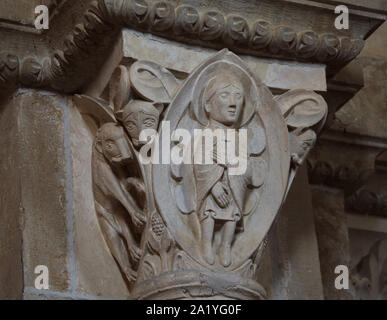 Daniel und die Löwen in die Romanische Kapital aus dem 12. Jahrhundert in der Basilika der Heiligen Maria Magdalena (Basilika Sainte-Marie-Madeleine de Vézelay) Der vézelay Abtei Sainte-Marie-Madeleine (Abbaye de Vézelay) in Vézelay, Burgund, Frankreich dargestellt. Stockfoto