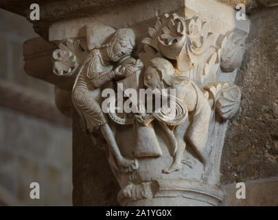 Mystic Mühle in der Romanischen Kapital aus dem 12. Jahrhundert in der Basilika der Heiligen Maria Magdalena (Basilika Sainte-Marie-Madeleine de Vézelay) Der vézelay Abtei Sainte-Marie-Madeleine (Abbaye de Vézelay) in Vézelay, Burgund, Frankreich dargestellt. Die allegorische Relief zeigt Mose Mahlen von Getreide symbolisiert das Alte Testament in Mehl und symbolisiert das Neue Testament, das der hl. Paulus feierlich in einem Sack sammelt. Stockfoto