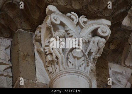 Aufhängen von Judas in der Romanischen Kapital aus dem 12. Jahrhundert in der Basilika der Heiligen Maria Magdalena (Basilika Sainte-Marie-Madeleine de Vézelay) Der vézelay Abtei Sainte-Marie-Madeleine (Abbaye de Vézelay) in Vézelay, Burgund, Frankreich dargestellt. Stockfoto