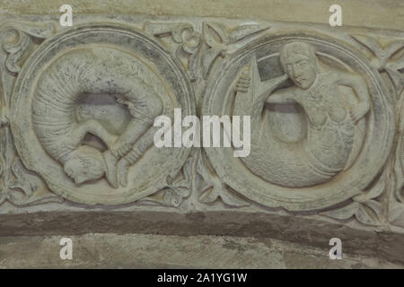 Mittelalterliche Acrobat und eine Sirene in den romanischen Tympanon aus dem 12. Jahrhundert in der Vorhalle der Basilika der Heiligen Maria Magdalena (Basilika Sainte-Marie-Madeleine de Vézelay) Der vézelay Abtei Sainte-Marie-Madeleine (Abbaye de Vézelay) in Vézelay, Burgund, Frankreich dargestellt. Stockfoto