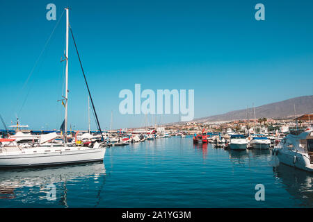 Teneriffa, Spanien - August 2019: Viele Motorboote, Segelboote und Yachten Hafen auf Teneriffa Stockfoto