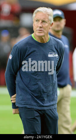 Glendale, United States. 29 Sep, 2019. Seattle Seahawks' Head Coach Pete Carroll Spaziergänge auf dem Feld vor den Seahawks die Arizona-kardinäle am Zustand-bauernhof Stadium in Glendale, Arizona am Sonntag spielen, 29. September 2019. Foto von Kunst Foxall/UPI Quelle: UPI/Alamy leben Nachrichten Stockfoto