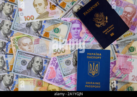 Neue blaue Ukrainischen elektronischen Reisepass der Doppelbürger und Amerikanischen passpor Lassen der ukrainischen Griwna, Amerikanische Banknoten Dollarschein Stockfoto