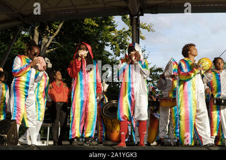 Paris, Frankreich. 28 Sep, 2019. Masse Paname-Trophy Zeremonie für die siegreichen Gruppen der 18. Ausgabe des Carnaval Tropical von Paris. Stockfoto