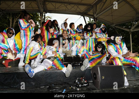 Paris, Frankreich. 28 Sep, 2019. Masse Paname-Trophy Zeremonie für die siegreichen Gruppen der 18. Ausgabe des Carnaval Tropical von Paris. Stockfoto