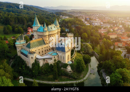 Luftaufnahme von Bojnice mittelalterlichen Burg, UNESCO-Kulturerbe in der Slowakei. Romantisches Schloss mit Elementen der Gotik und der Renaissance im 12. Jahrhundert erbaut. Stockfoto