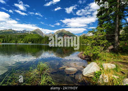 Strbske Pleso. Hohe Tatra Gebirge. Vysoke Tatry. Herbst Wald. Reflexion in See. Schöne Landschaft. Die Slowakei. Hotel Patria Stockfoto