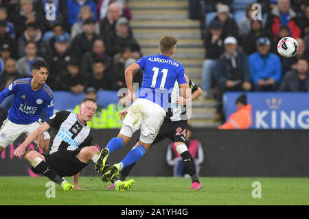 LEICESTER, England. Zum 29. September Sean Longstaff (36) von Newcastle United Fänge Marc Albrighton (11) von Leicester City während der Premier League Match zwischen Leicester City und Newcastle United für die King Power Stadion, Leicester am Sonntag, den 29. September 2019. (Credit: Jon Hobley | MI Nachrichten) nur die redaktionelle Nutzung, eine Lizenz für die gewerbliche Nutzung Kreditkarte erforderlich: MI Nachrichten & Sport/Alamy leben Nachrichten Stockfoto