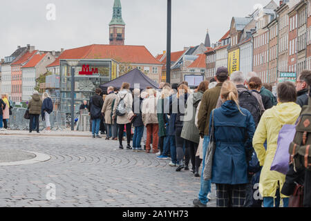 Kopenhagen, Seeland Dänemark - 29 9 2019: Erste Menschen in que warten neue M3 Cityringen Metro Linie in Kopenhagen zu versuchen Stockfoto