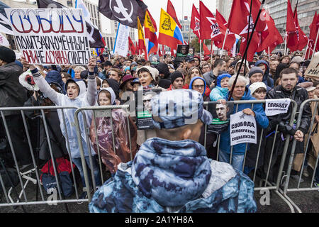 Moskau, Moskau, Russland. 29 Sep, 2019. Demonstranten mit Fahnen und Banner während der Demonstration für die Freilassung der Verhafteten Aktivistinnen im Sommer Ausschreitungen in Moskau. Credit: Celestino Arce Lavin/ZUMA Draht/Alamy leben Nachrichten Stockfoto