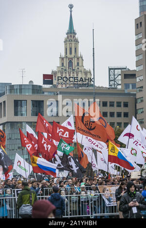 Moskau, Moskau, Russland. 29 Sep, 2019. Fahnen und Banner während der Demonstration für die Freilassung der Verhafteten Aktivistinnen im Sommer Ausschreitungen in Moskau. Credit: Celestino Arce Lavin/ZUMA Draht/Alamy leben Nachrichten Stockfoto