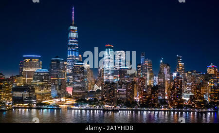 Luftaufnahme von Manhattan durch in der Nacht Stockfoto