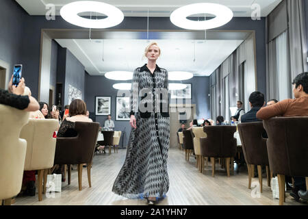 Moskau, Russland. 29 Sep, 2019. Ein model präsentiert eine Kreation der Gnade Chen in Moskau, Russland, an Sept. 29, 2019. Credit: Bai Xueqi/Xinhua/Alamy leben Nachrichten Stockfoto