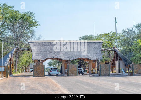 Krüger National Park, Südafrika - 18. MAI 2019: Die phalaborwa Eingang/Ausgang des Kruger National Park. Fahrzeuge sichtbar sind Stockfoto