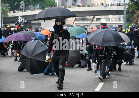 Hong Kong, Hong Kong SAR. 29 Sep, 2019. Eine Masse der Demonstranten bereitet sich auf eine Konfrontation mit der Polizei während einer Demonstration gegen die Regierung in Hongkong am 29. September 2019. Foto von Thomas Maresca/UPI Quelle: UPI/Alamy leben Nachrichten Stockfoto