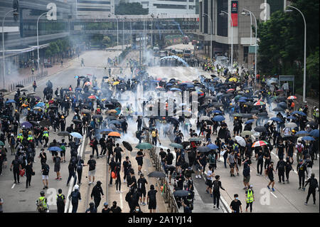 Hong Kong, Hong Kong SAR. 29 Sep, 2019. Polizei Feuer Gas in eine Masse der Demonstranten Tränengas während einer Kundgebung gegen die Regierung in Hongkong am 29. September 2019. Foto von Thomas Maresca/UPI Quelle: UPI/Alamy leben Nachrichten Stockfoto