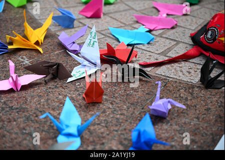 Hong Kong, Hong Kong SAR. 29 Sep, 2019. Ein origami Vogel trägt eine Botschaft der Solidarität mit den Hong Kong Protestbewegung am 29. September 2019. Foto von Thomas Maresca/UPI Quelle: UPI/Alamy leben Nachrichten Stockfoto