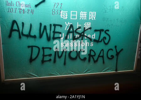 Hong Kong, Hong Kong SAR. 29 Sep, 2019. Graffiti auf einer Plakatwand in Hongkong fordert für Demokratie auf einer Kundgebung am 29. September 2019. Foto von Thomas Maresca/UPI Quelle: UPI/Alamy leben Nachrichten Stockfoto