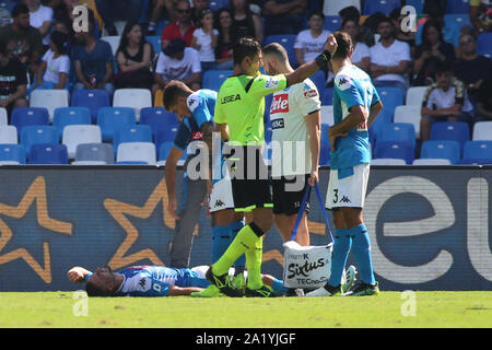 Neapel, Italien. 29 Sep, 2019. Unfall serbischen Verteidiger Nikola Maksimovic SSC Neapel in der Serie A Fußball Spiel SSC Napoli vs Brescia Calcio am 29. September 2019 im Stadion San Paolo (Foto von Antonio Balasco/Pacific Press) Quelle: Pacific Press Agency/Alamy leben Nachrichten Stockfoto