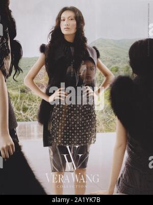 Plakat werbung Vera Wang Fashion House mit Shu Pei in Papier Magazin von 2012 Jahr, Werbung, kreative Vera Wang Anzeige von 2010 s Stockfoto