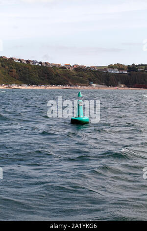 Châlons-en-Champagne Marker vor roten Sandsteinfelsen auf der East Devon Coast. UK. Rock, Schichten, Stockfoto