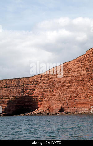 Hoch aufragenden roten Sandsteinfelsen auf der East Devon Coast. UK. Rock, Schichten, Stockfoto