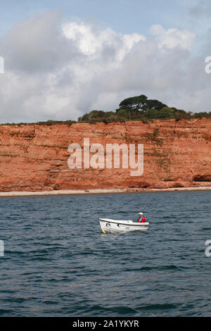 Hoch aufragenden roten Sandsteinfelsen auf der East Devon Coast. UK. Rock, Schichten, Stockfoto