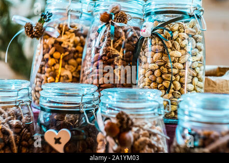 Verschiedene Arten von Nüssen und Samen in Glas Glas hautnah. Eine Vielzahl von Muttern in Gläsern. Stockfoto