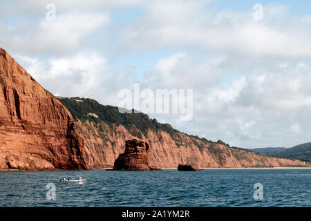 Hoch aufragenden roten Sandsteinfelsen auf der East Devon Coast. UK. Rock, Schichten, Stockfoto