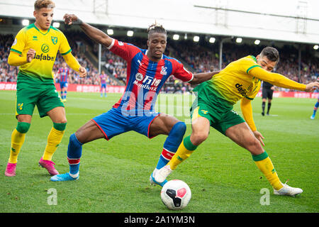 London, Großbritannien. 28 Sep, 2019. Crystal Palace Wilfried Zaha und Norwich City Emiliano Buendia während der Premier League Match zwischen Crystal Palace und Norwich City an Selhurst Park, London, England am 28. September 2019. Foto von Andrew Aleksiejczuk/PRiME Media Bilder. Credit: PRiME Media Images/Alamy leben Nachrichten Stockfoto