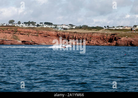 Hoch aufragenden roten Sandsteinfelsen auf der East Devon Coast. UK. Rock, Schichten, Stockfoto