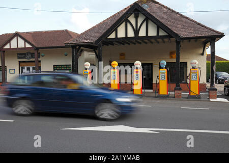 Original Shell Tankstellen an colyford Tankstelle, in 1927-8 Gebaut nach Entwürfen von Friedrich Kett. East Devon, Großbritannien Stockfoto